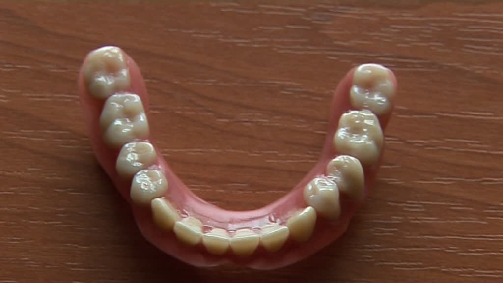 Dentier complet avec des dents en résin sur la machoire inférieure